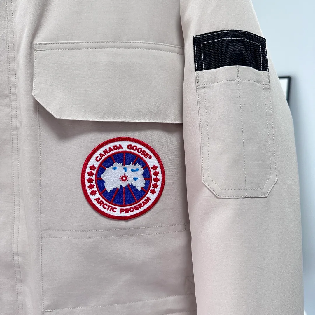 P700 CANADA GOOSE｜Canada Goose Expedition Parka｜Classic upgrade New 08 style Color: graphite gray, off-white, black, pink, navy blue, sky blue, Size: XS, S, M, L, XL, XXL, Product introduction Loose fit, multi-pocket design Larger size for free movement. 6 exterior pockets: 4 reversible front pockets, zippered side entry. There is a practical pocket on the left sleeve and a top pocket on the right sleeve. There is a drawstring on the inside of the waist and a logo patch on the back. The waist is designed with an inside drawstring, which can be adjusted to provide excellent warmth. Woven grab straps at upper back with “Expedition” logo patch • Hood with removable zipper trim, interchangeable hood trim for personalization and added protection (this jacket is not available with the classic hood trim) • Chin protection element has a tricot inner fabric for softness and comfort • Woven grab straps at upper back with “Expedition” logo patch • Internal drawstring at the waist, adjustable to provide excellent warmth •Snap-in rib knit cuffs for added comfort and optimal heat locking in •Stylish hanging inner straps allow the jacket to be carried over the shoulder, hands-free •Stowaway nylon stretch snow skirt for added protection •Two-way zipper covered fly with Velcro® snaps that unzips from the bottom for increased range of motion and breathability. A windproof fly is designed under the zipper for an extra layer of protection. • 6 exterior pockets: 4 two-way pockets on the front with top flap and Velcro® snaps, and zippered side entry. Utility pockets on left sleeve and right sleeve with top flap and velcro® snaps Internal pockets: 1 zipped pocket, 2 mesh drop-in pockets Embroidered Canada Goose logo